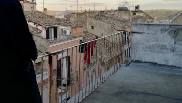 Più lontani, più vicini. 